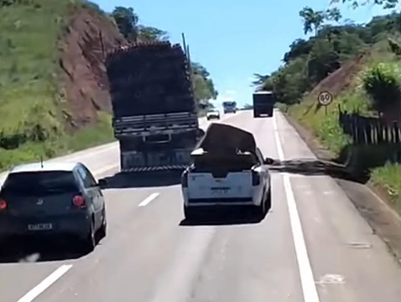 Caminhoneiro E Surpreendido Por Criminosos Em Plena Rodovia