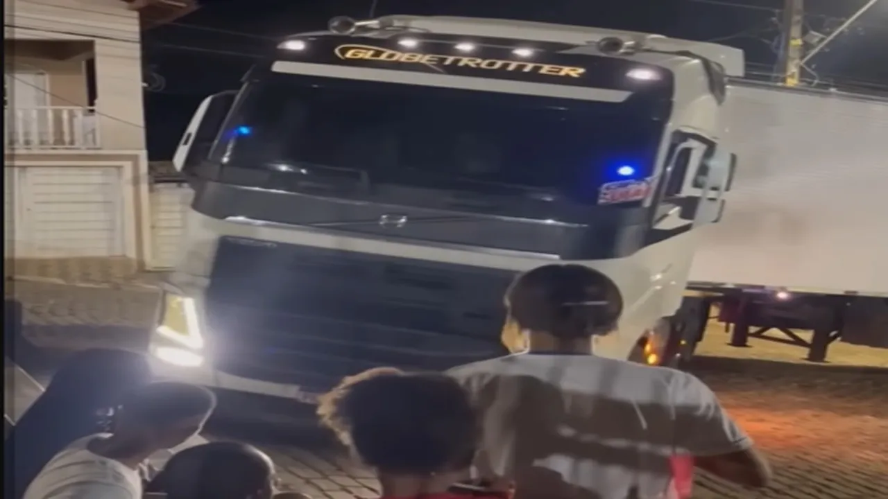 Moradores Fazem Torcida Para Caminhoneiro Durante Manobra