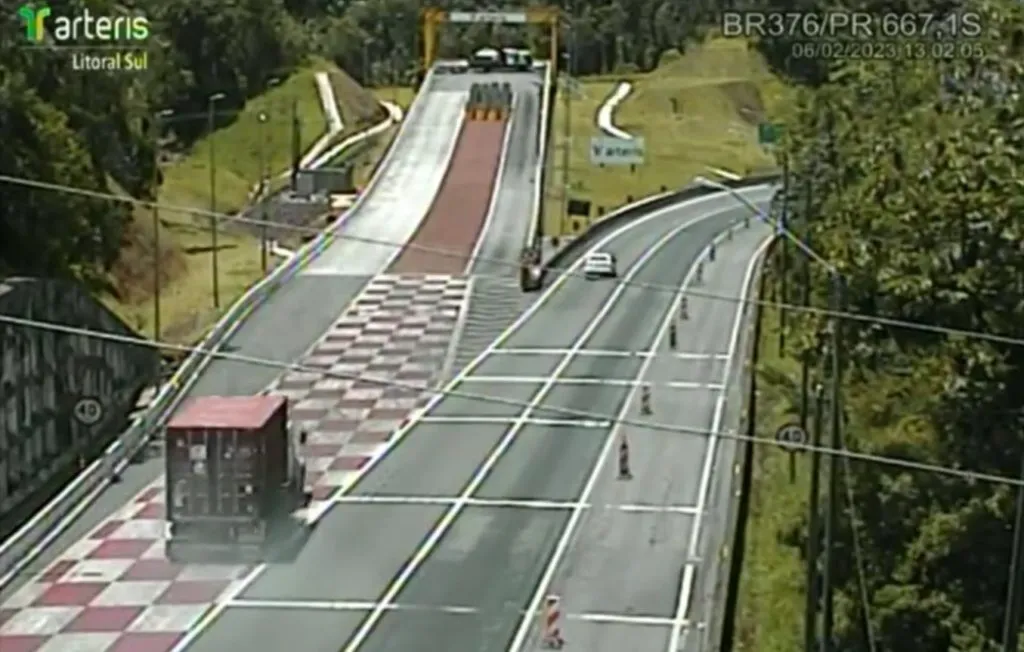 Motorista de caminhão evita tragédia na BR-376
