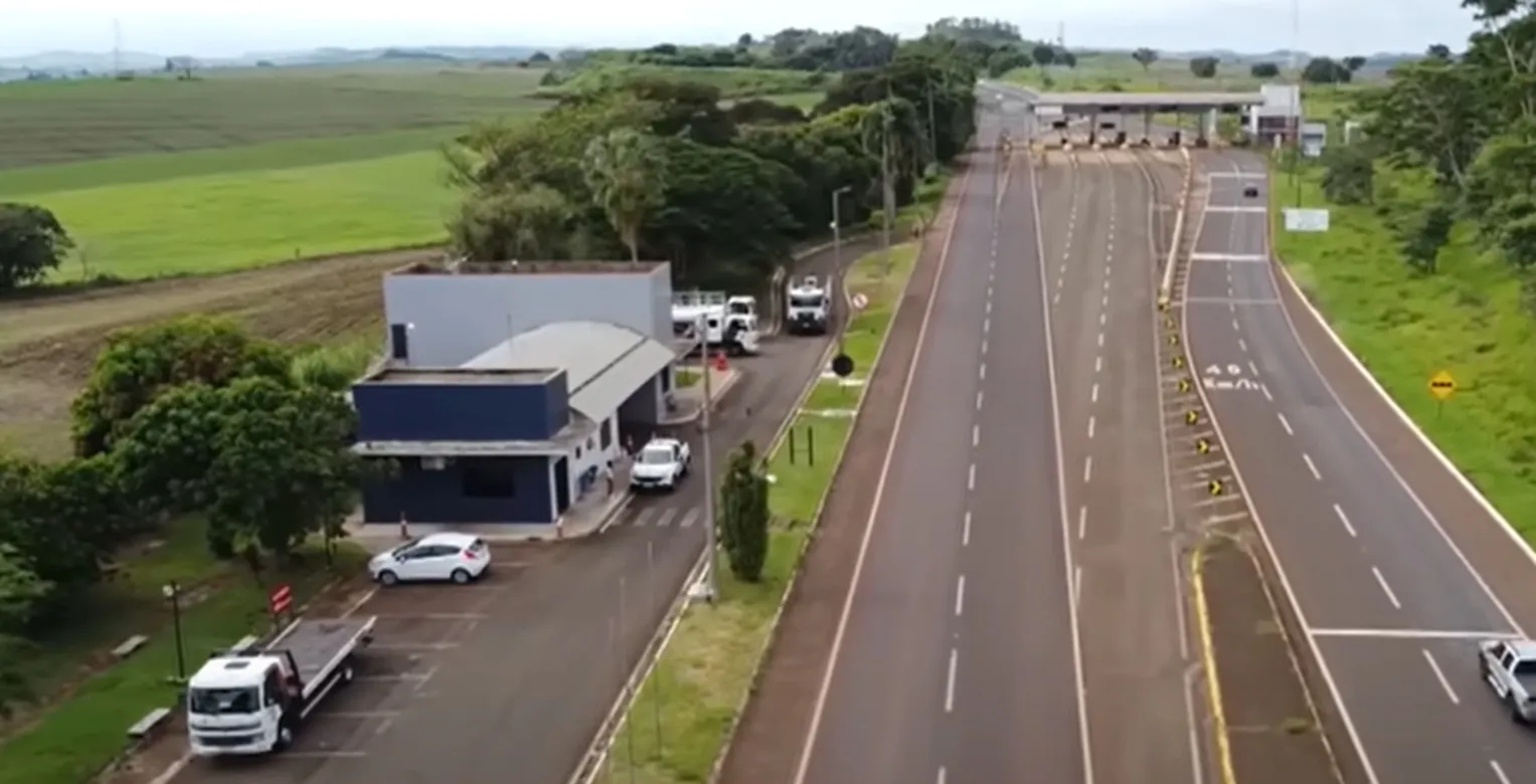 Caminhoneiro encontra criança perdida em rodovia