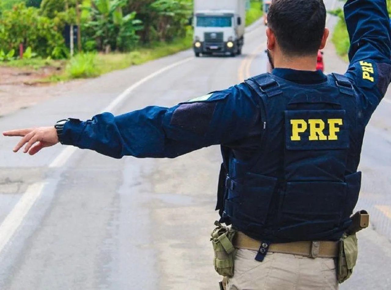 Flagrante de excesso de peso em transporte de laranjas na BR-101