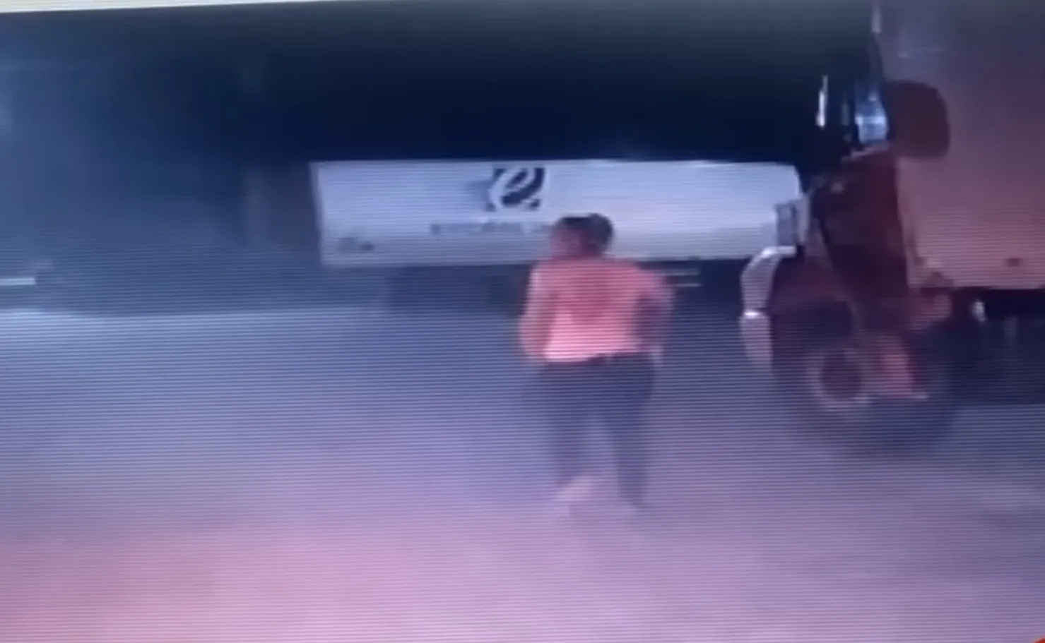 Mulher corta mangueira de carreta estacionada em pátio