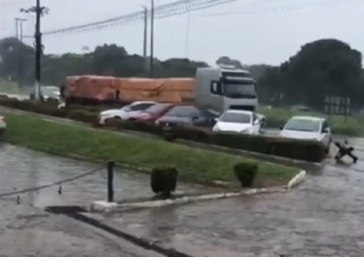 Caminhoneiro esquece de engatar freio de mão e o pior acontece em estacionamento