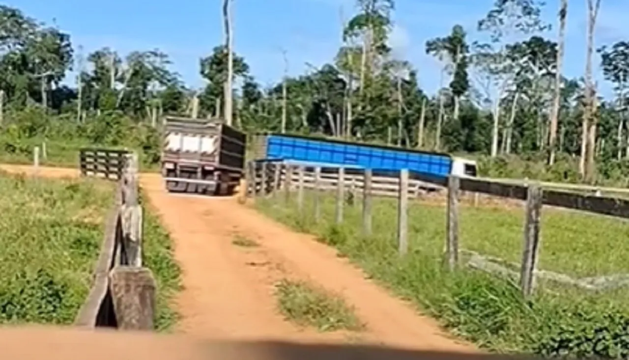 Caminhoneiro Faz Manobra Incrivel Com Carreta Romeu E Julieta