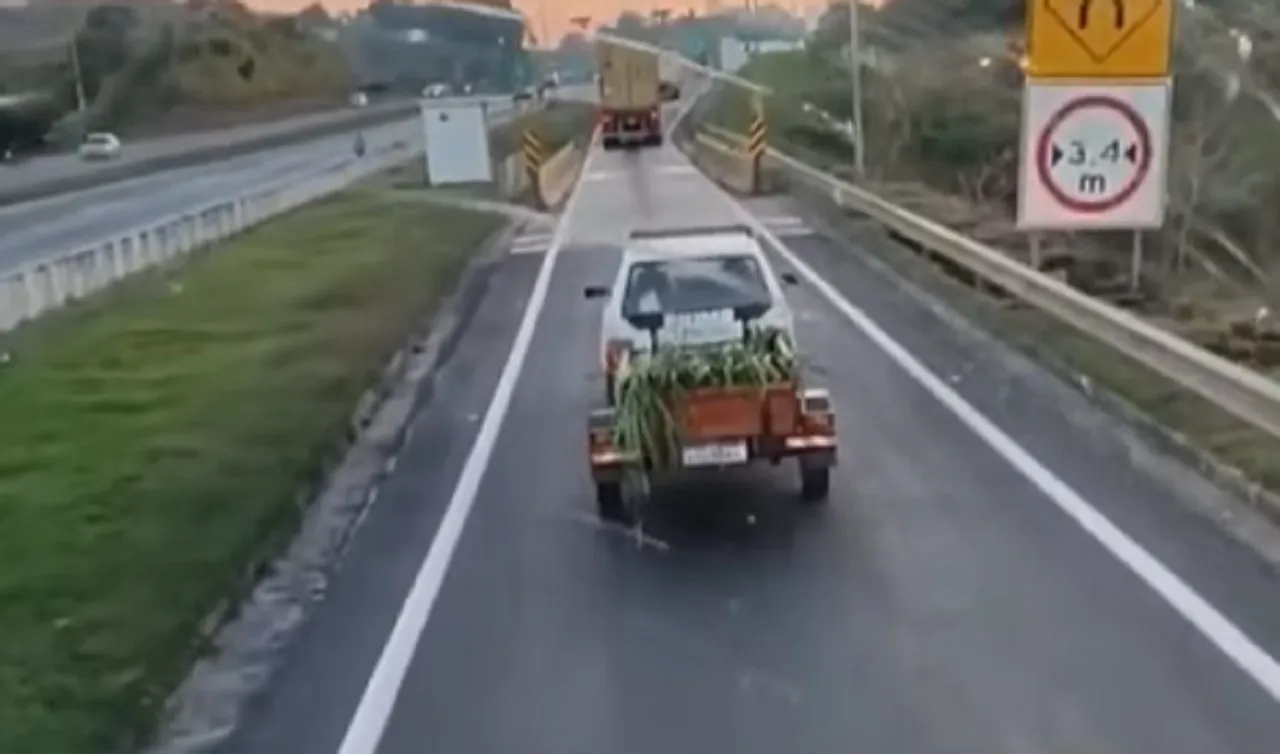 Fiat Uno Puxando Carretinha Chama Atencao Ao Passar Pela Balanca Rodoviaria