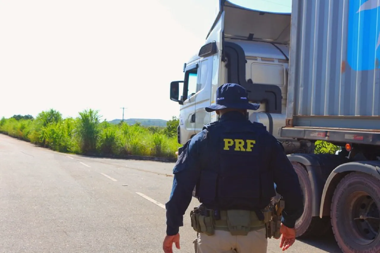 Caminhoneiro é preso por dívida de R$ 57 mil em pensão alimentícia na BR-116