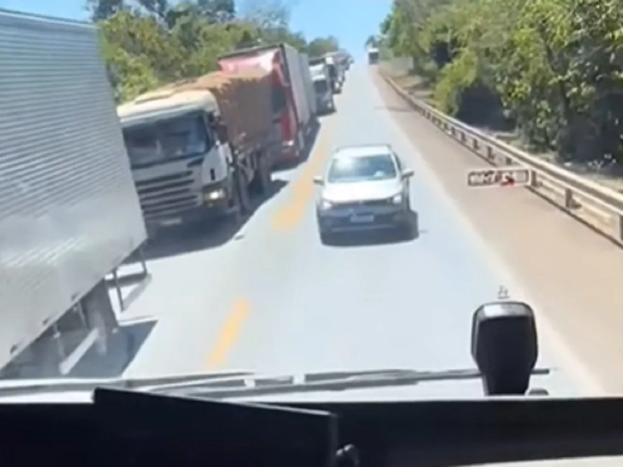 Motorista Tenta Driblar Sistema Para E Siga Mas E Impedido Por Caminhoneiro