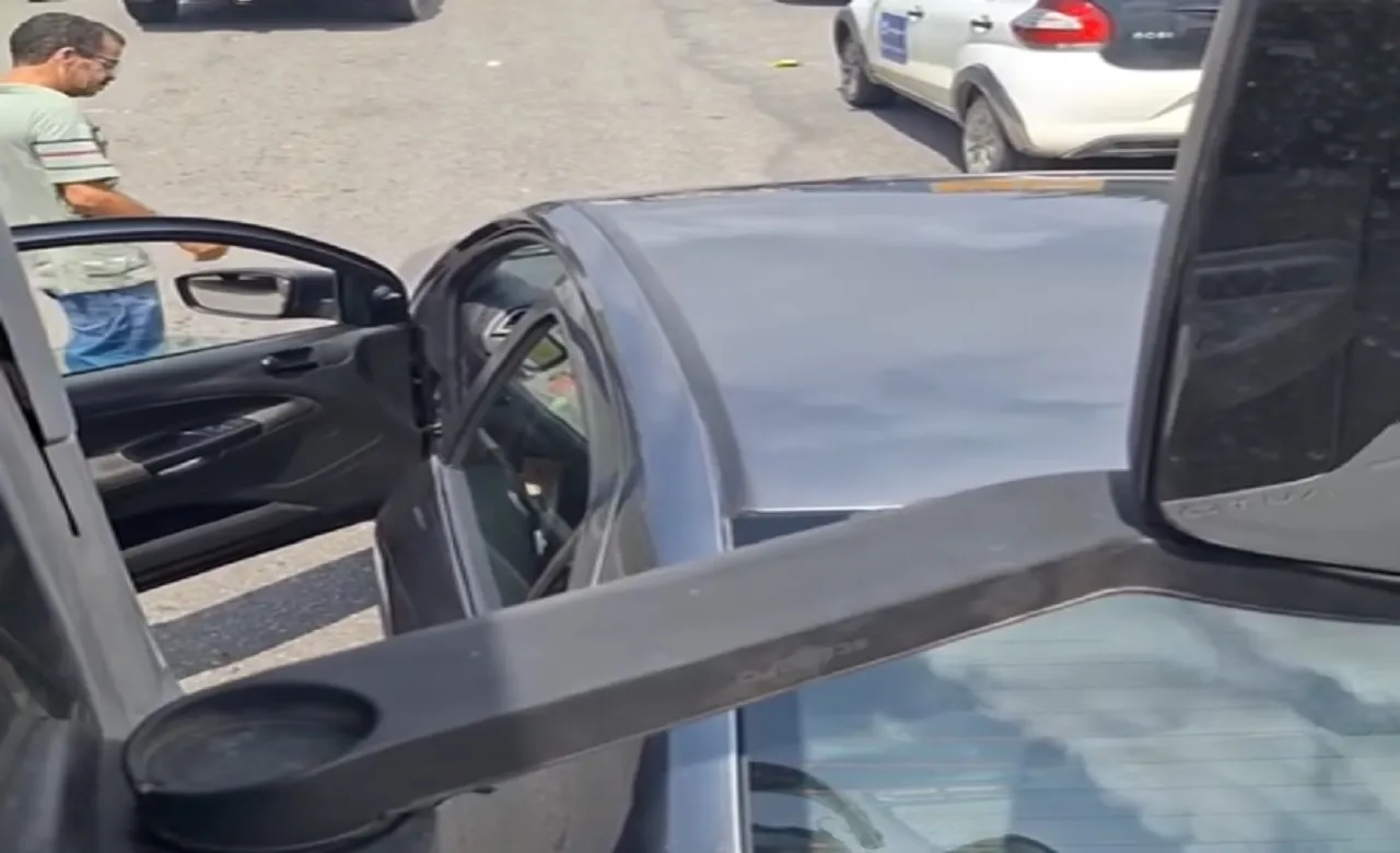 Motorista não tem paciência, entra em corredor e acaba tirando para-choque de caminhão