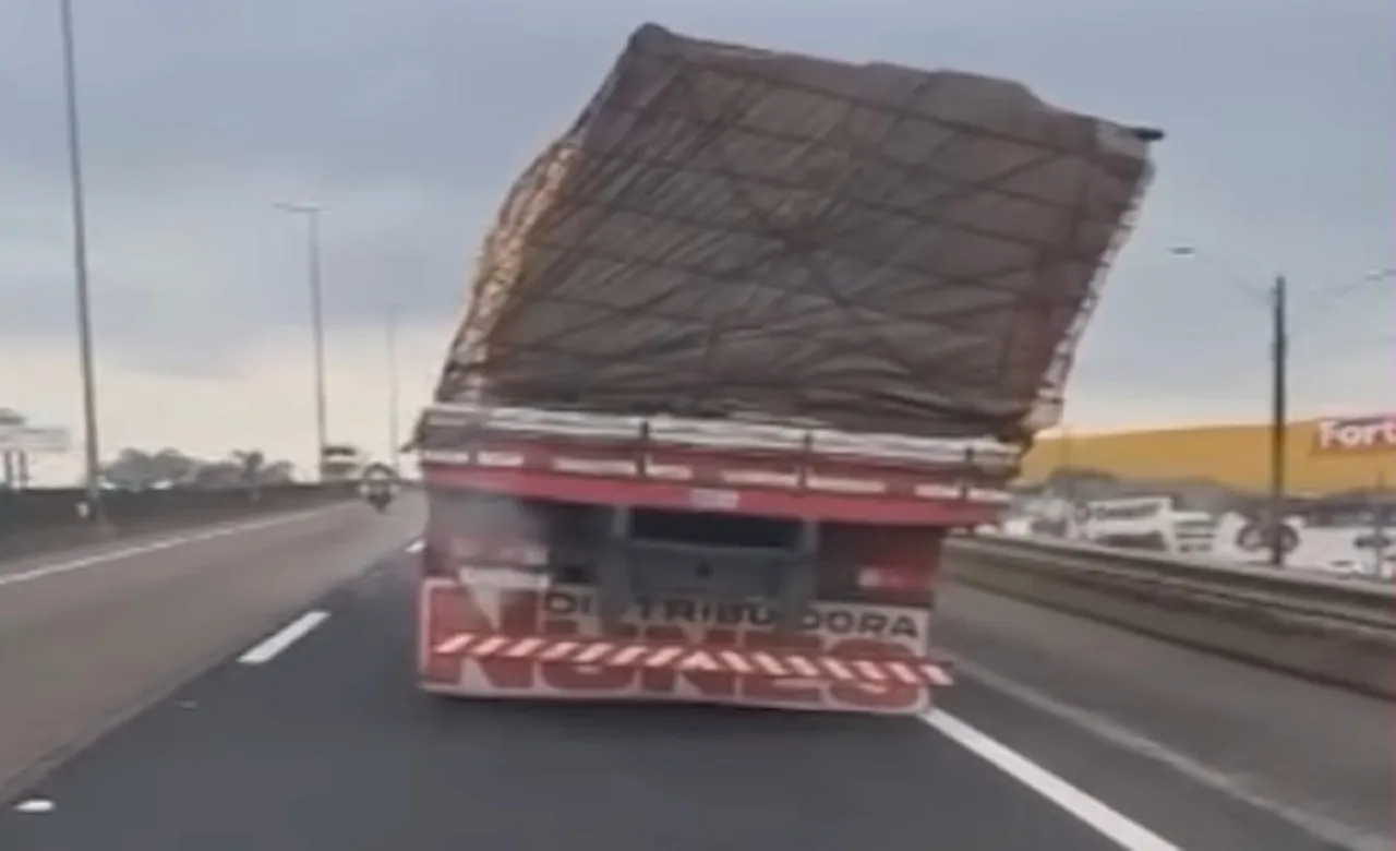 PRF flagra caminhão com carga inclinada trafegando na Br-101