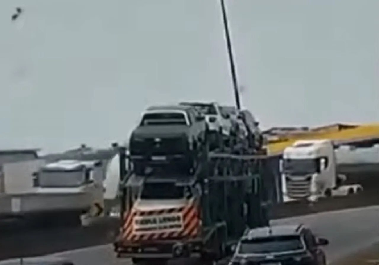 Acidente com caminhão cegonha causa confusão na Rodovia Fernão Dias