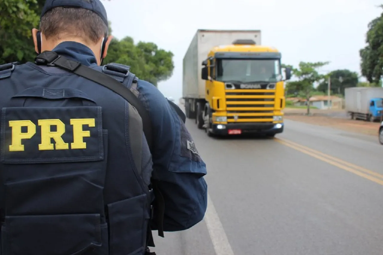 PRF flagra dois caminhoneiros conduzindo veículos com a CNH suspensa na Br-101