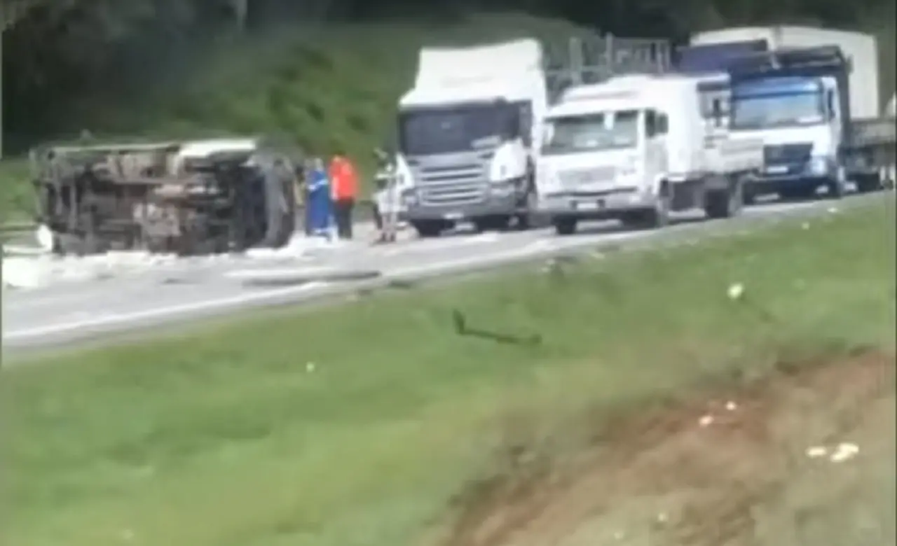 Acidente deixa rastro violento na BR-251