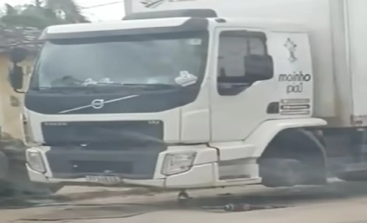 Borracheiro faz trabalho com caminhão sem as rodas dianteiras com apenas um macaco hidráulico