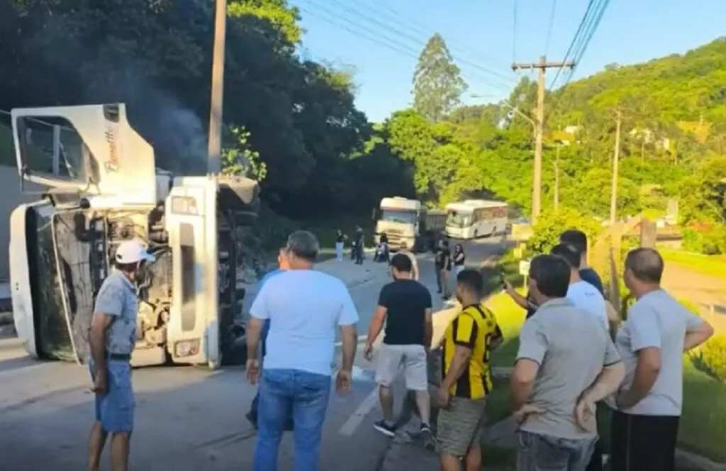 Caminhão carregado com cimento acaba interditando BR-282