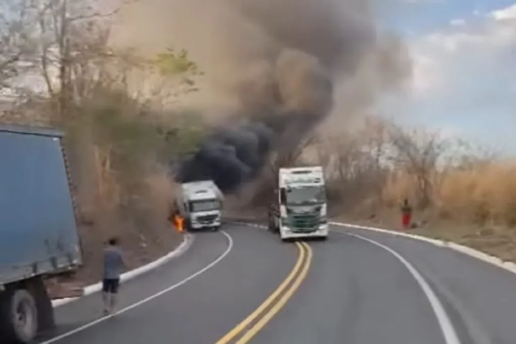 Caminhão pega fogo às margens da BR-251
