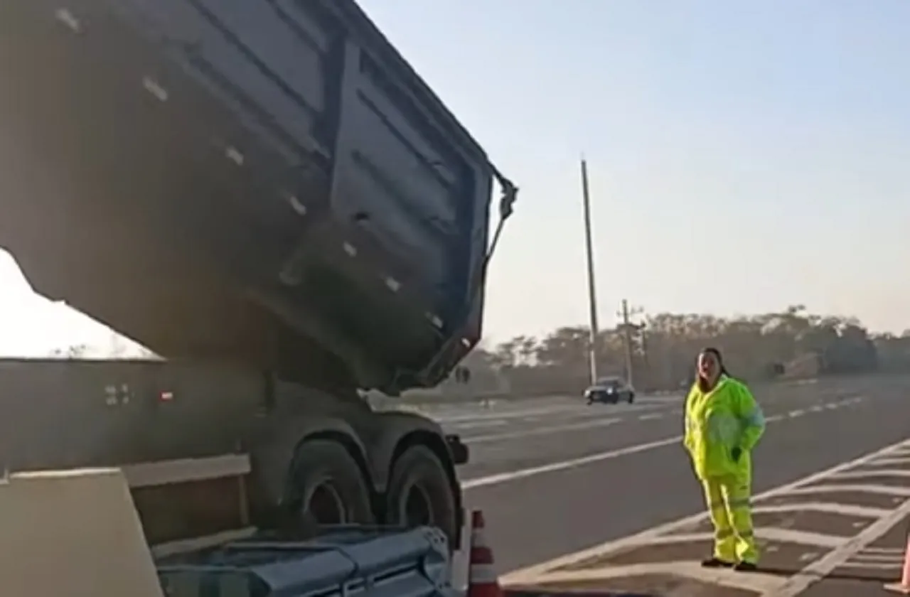 Caminhoneiro é obrigado a sair de veículo em pedágio