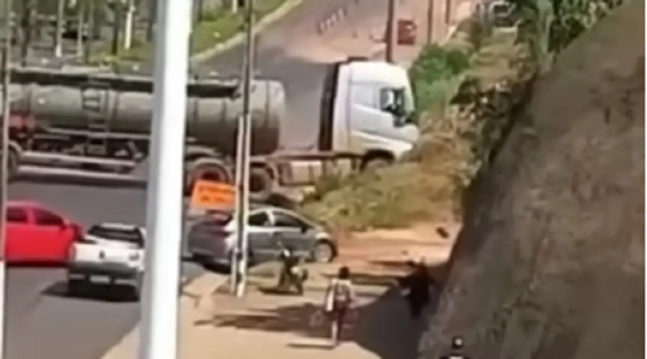 Caminhoneiro fecha cruzamento após acidente com caminhão tanque