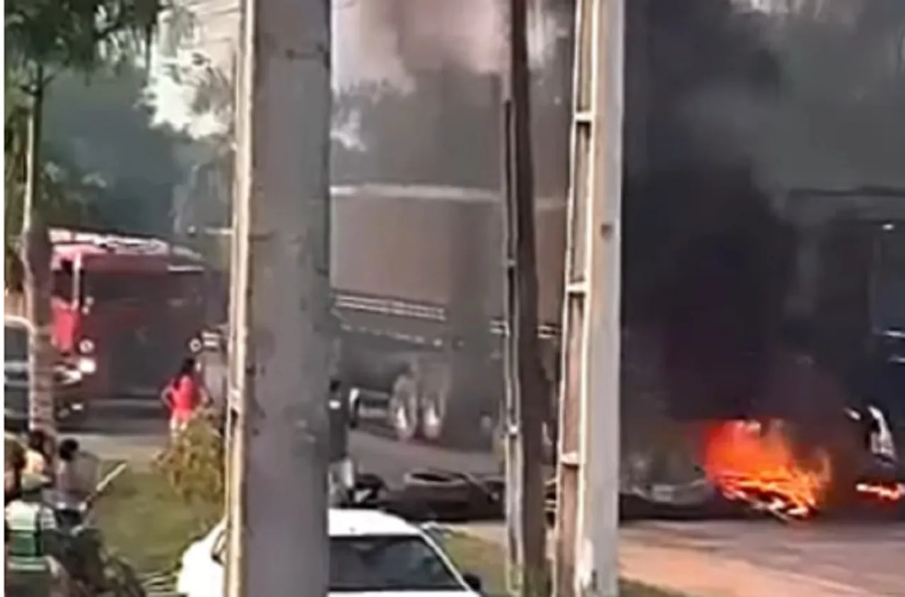 Caminhoneiro fura bloqueio de manifestantes e leva veículos