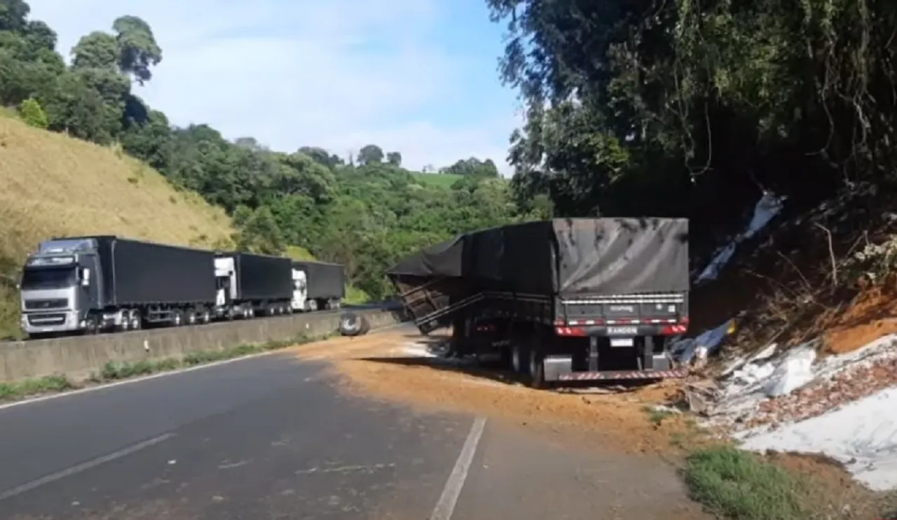 Caminhoneiro morre após colidir contra ribanceira no Paraná