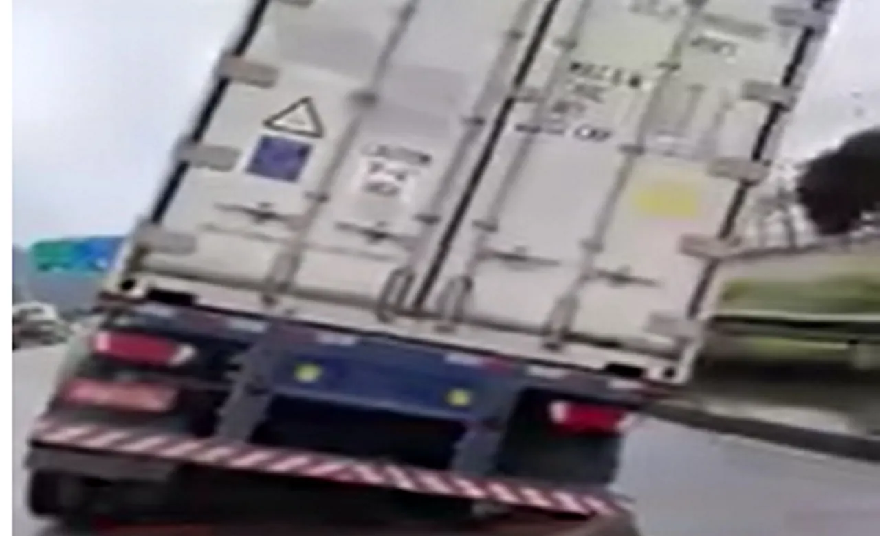 Caminhoneiro passa em poça d’água e acaba encontrando uma cratera na rodovia
