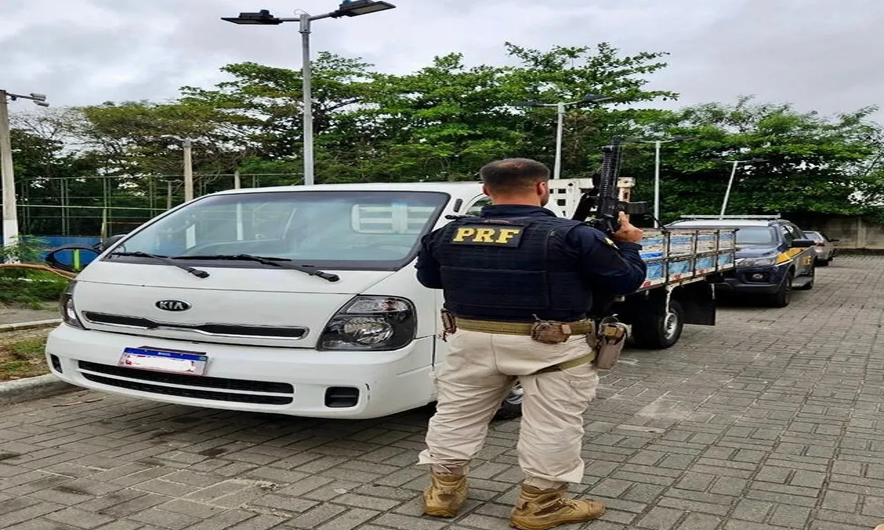 PRF encontra caminhão roubado na rodovia Presidente Dutra