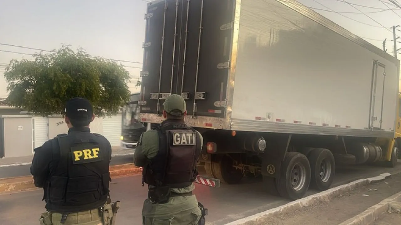 PRF recupera caminhão roubado dois dias após o crime, em Pernambuco