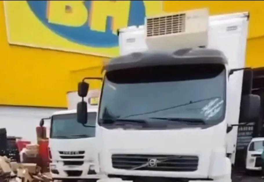 Caminhoneiro derruba portão de supermercado em Belo Horizonte.