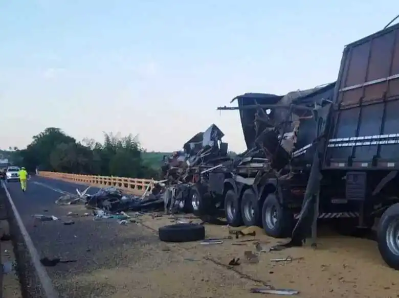 Empresa põe culpa em caminhoneiro inocente por acidente na Marginal Tietê