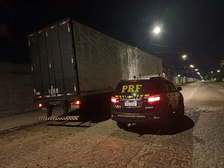PRF prende motorista e apreende semi-reboque adulterado durante Operação Descanso Legal na BR-101