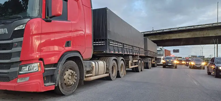 PRF intensifica fiscalização e apreende carreta com freios inoperantes na BR-101, em Pernambuco