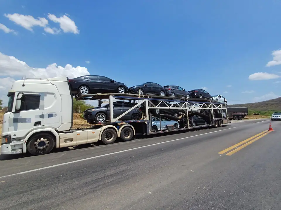 Carro roubado é flagrado sendo transportado em cegonha.