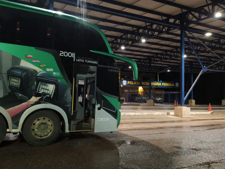 Motorista de ônibus é flagrado com CNH falsa durante fiscalização.