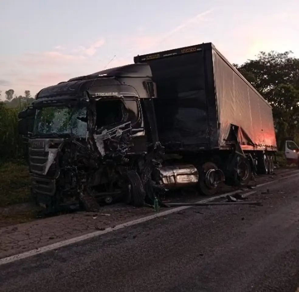 Colisão entre caminhão e carreta na MG-050 deixa um morto e dois feridos