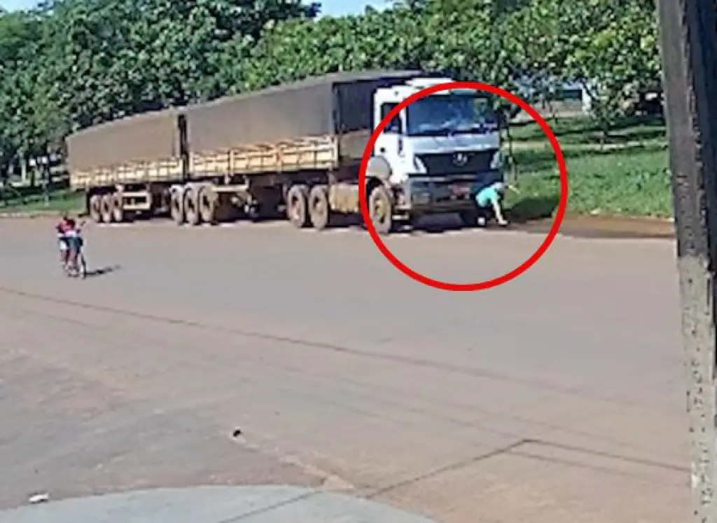 Idosa atropelada por caminhão tem braço amputado e segue internada