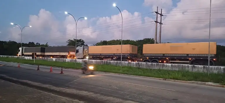 PRF flagra caminhões com 66 toneladas de excesso de peso na BR-101, na Paraíba