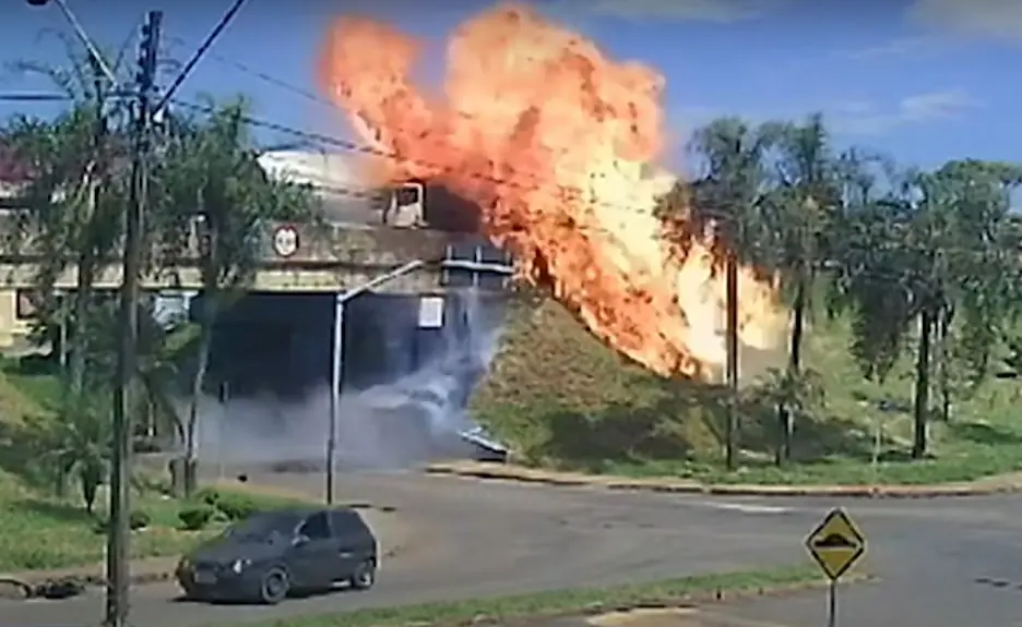 Explosão em Arapoti: Caminhão-tanque colide com outro veículo de carga e pega fogo