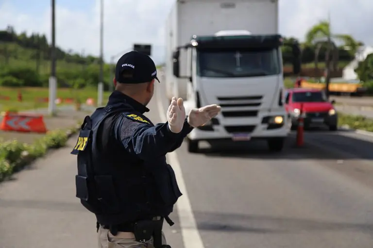 PRF recupera caminhão roubado em Pernambuco durante fiscalização em SE
