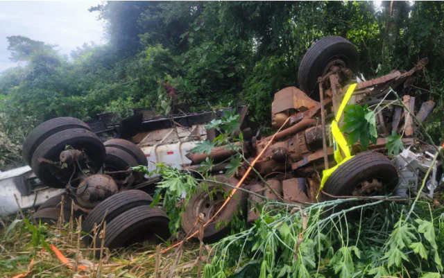 Motorista fica preso às ferragens após caminhão sair da pista na BR-158