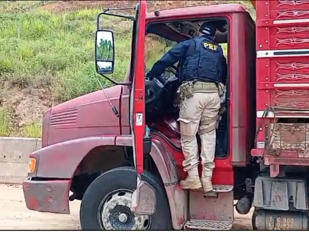 Caminhoneiro é flagrado dirigindo por 32 horas seguidas na BR-116 durante operação da PRF