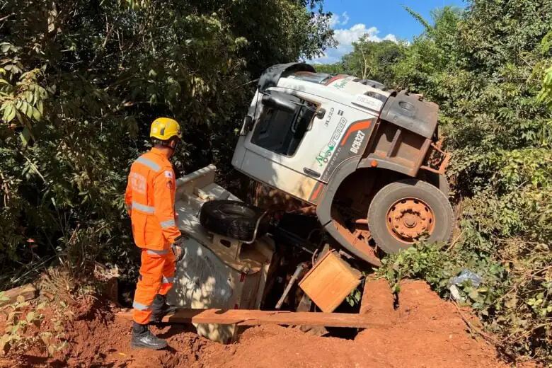 Caminhão carregado com cascalho cai de ponte na BR-464 e motorista fica ferido