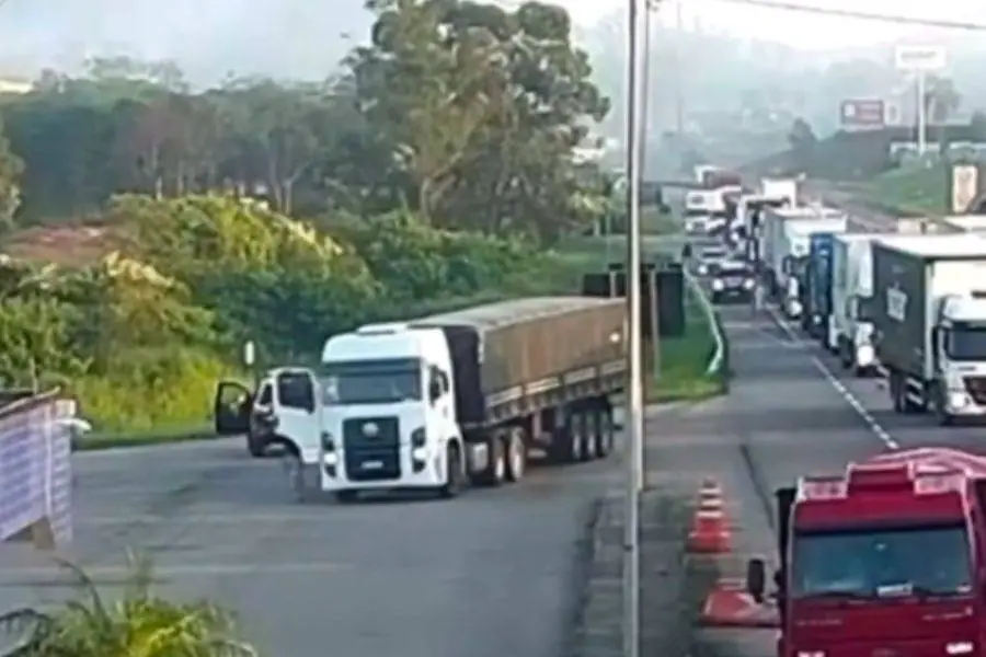 Caminhoneiro salta de veículo em movimento para Fugir da PRF e é preso com 53 kg de cocaína em SC