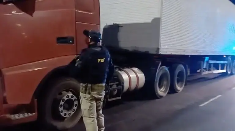 Motorista abandona caminhão adulterado e pula de ribanceira para fugir da PRF em Caruaru