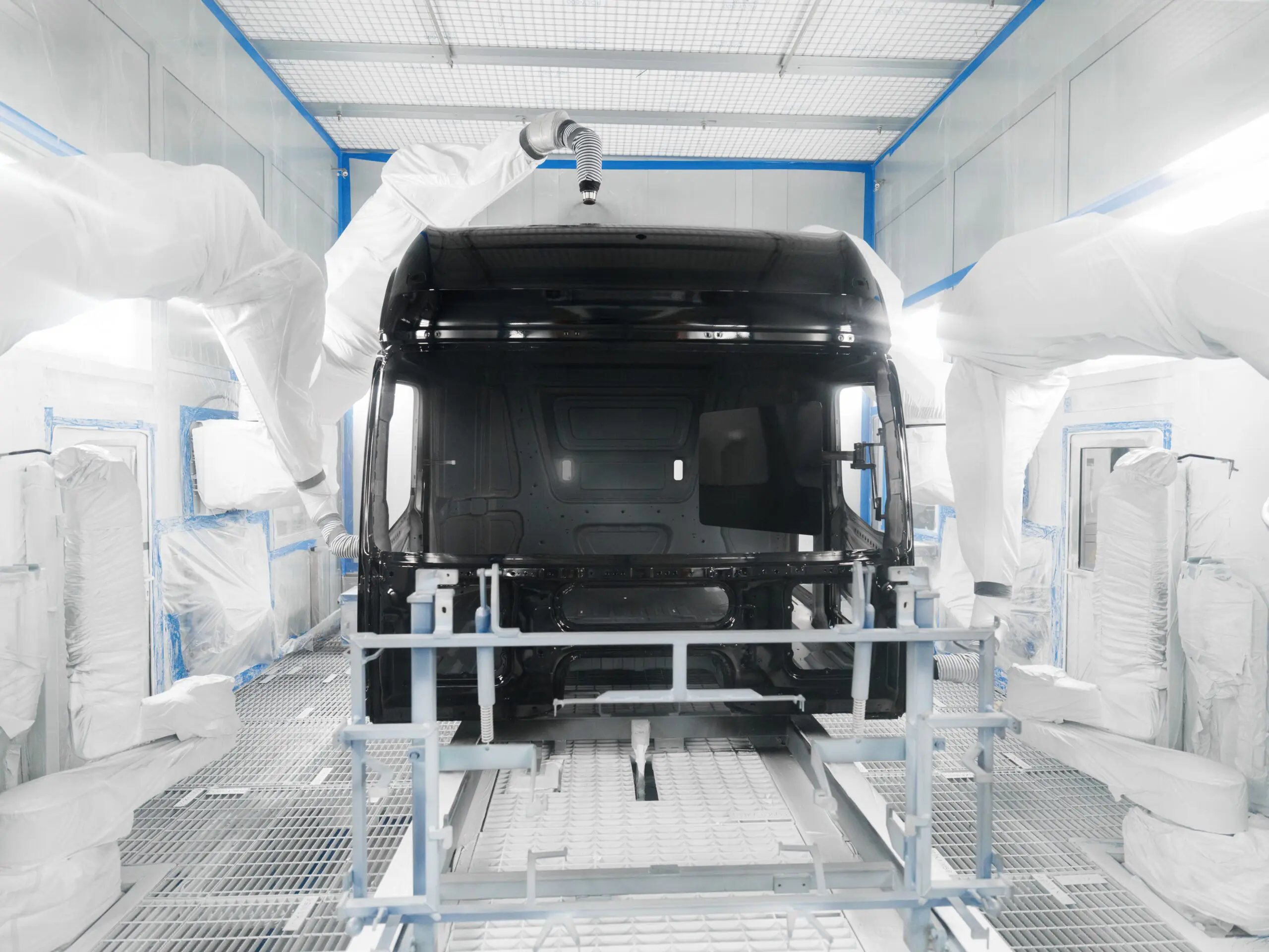 Mercedes-Benz revoluciona processo de pintura de caminhões com foco em sustentabilidade