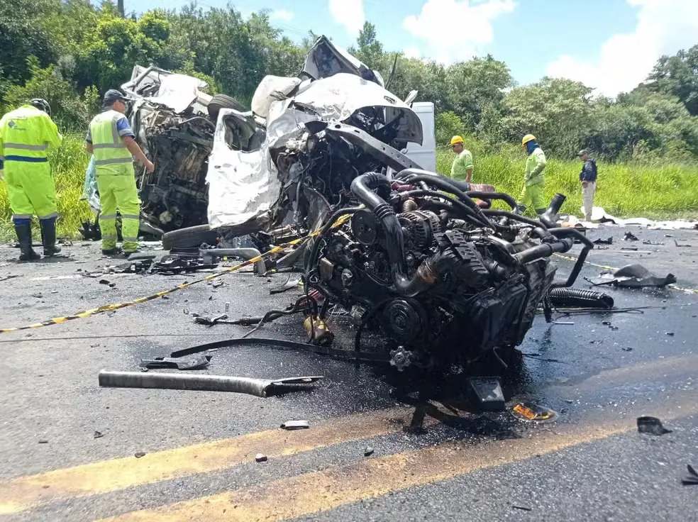Grave acidente entre van e caminhão deixa dois mortos e dois feridos na BR-277