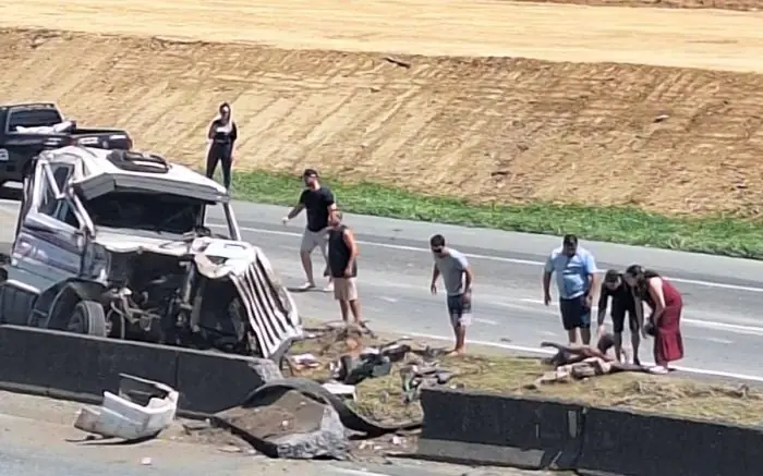 Caminhoneiro fica gravemente ferido após tombar carreta na BR-101
