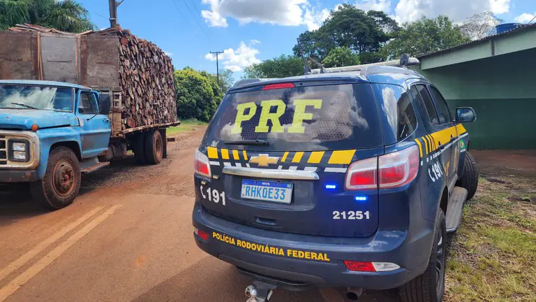 Caminhão reincidente com graves irregularidades é apreendido pela PRF na BR-376