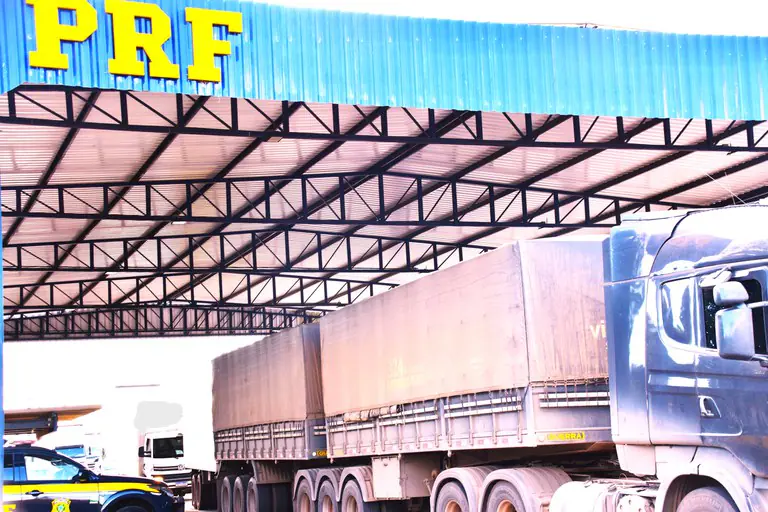 PRF flagra carreta com 13 toneladas de excesso de carga e documentos irregulares na BR-116