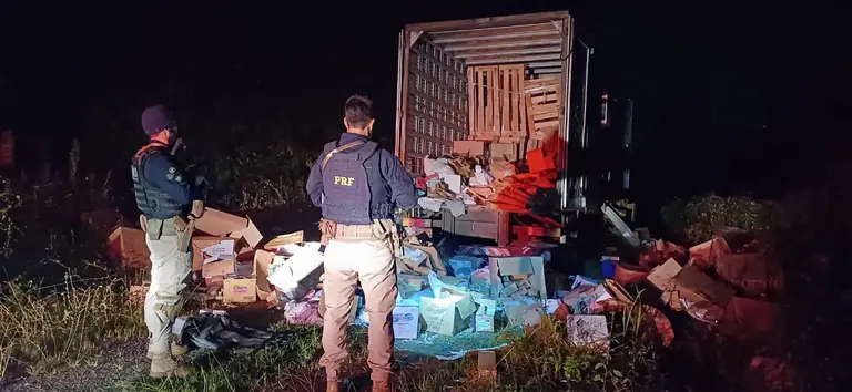 PRF frustra assalto e resgata caminhoneiro mantido refém na BR-101, na Bahia