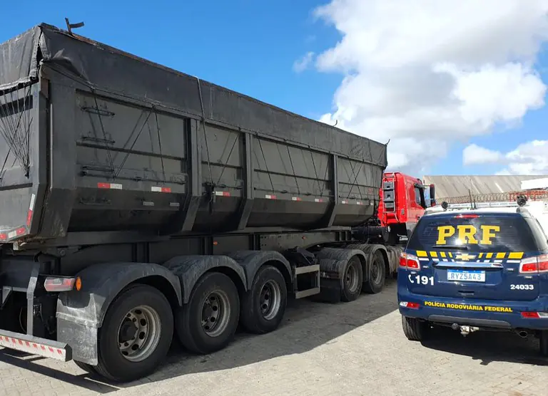 PRF Flagrou Carreta Transportando 26 Toneladas Acima do Permitido na BR-101