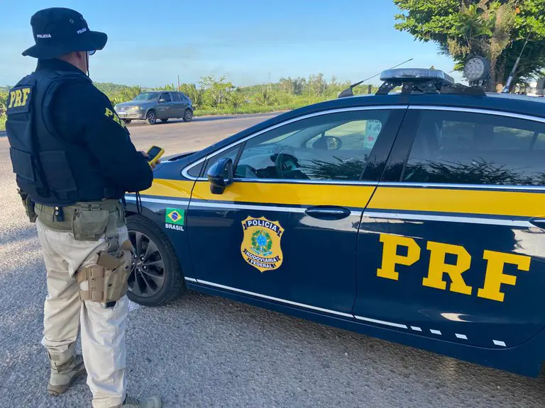 Homem bêbado entrega carro para adolescente dirigir e é flagrado pela PRF na BR-101